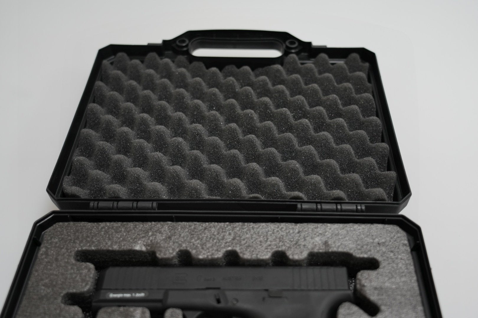 Pistolenkoffer mit vorgeschnittenem Schaumstoffeinsatz – Schwarz